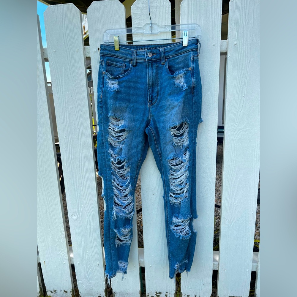 American Eagle Outfitter Ripped Jeans // Stretch Material // Size 6 //
